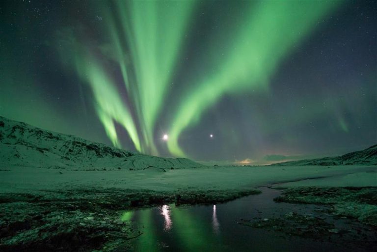 Aurora hunting in Scandinavia – a guide to the place of the aurora and what to take with you?
